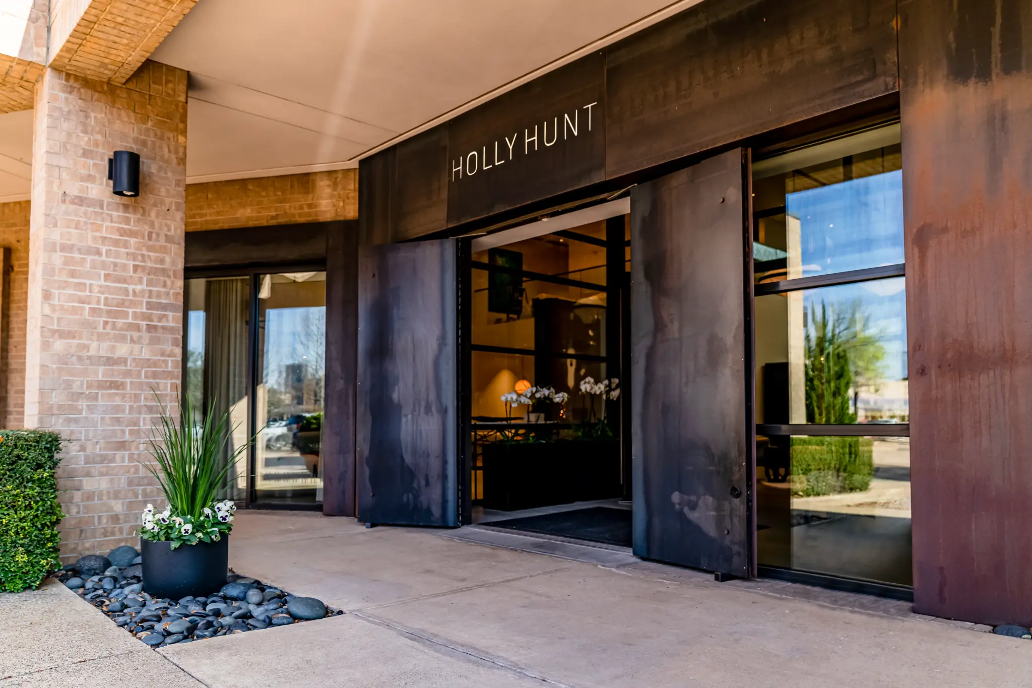 Holly Hunt — Exterior